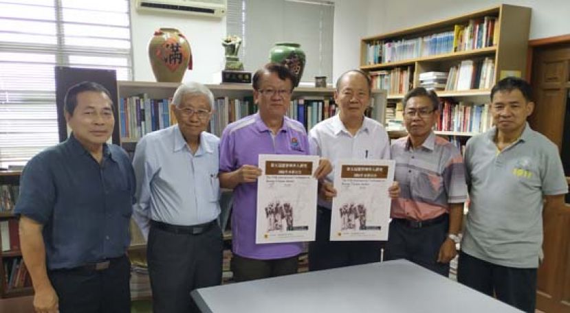 砂拉越华族文化协会会长刘伯举(左三)及财政江宗渺(右三)与其他文協成员展示&ldquo;第五届婆罗洲华人研究国际学术研讨会&rdquo;的海报。