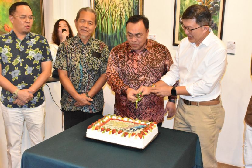 砂拉越艺术协会主席杨礎源陪同主宾北市市长拿督希尔米共切40周年纪念蛋糕。