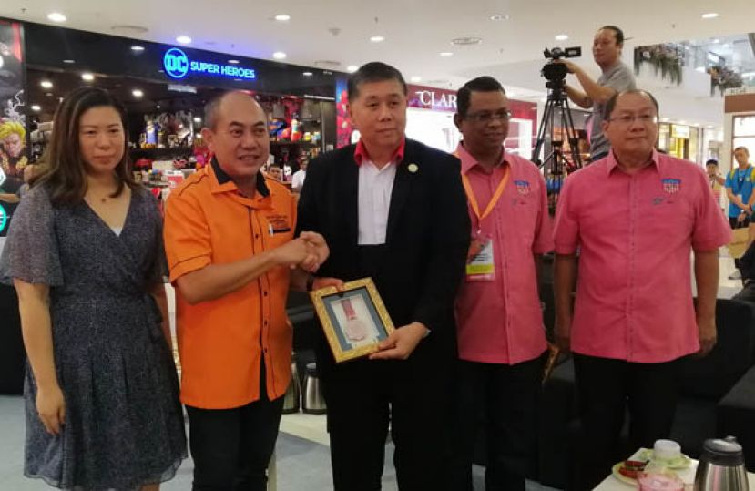 砂拉越举重协会副主席杰拉德仁塔（左二）赠送纪念品予砂体育理事会首席执行员王光瑞（左三）时摄，右二为大马联邦举重总会主席拿督阿育拉末。