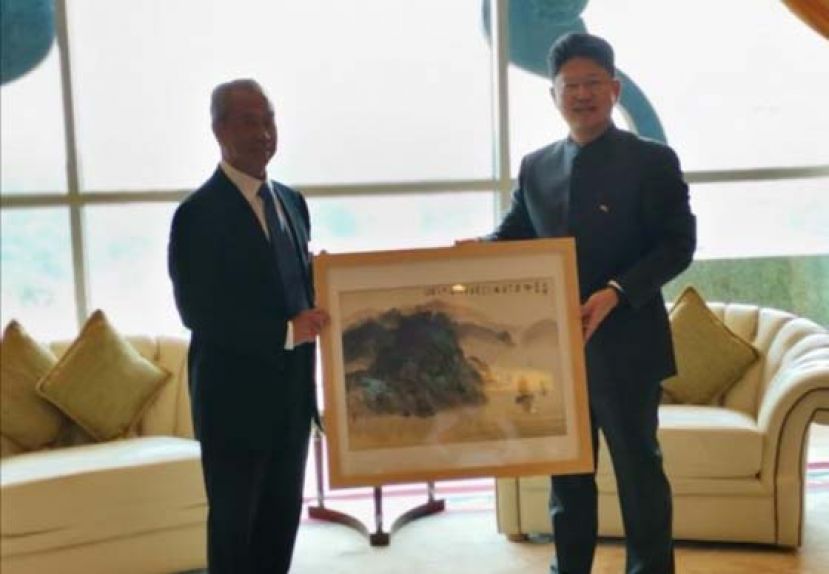 中国驻马来西亚大使白天（右）赠送山水画予首相丹斯里慕尤丁。