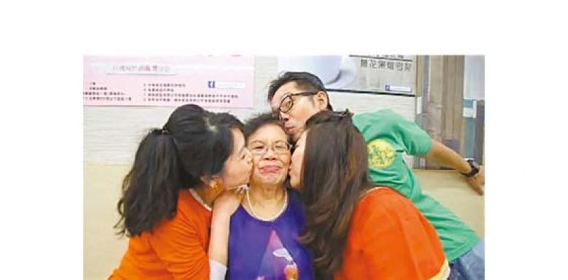 单亲妈妈为养大六名子女，不辞劳苦，难得子女接棒家业，终于可以享清福。