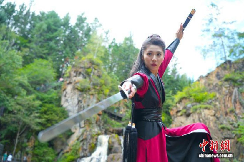 游客体验武侠风格旅拍。