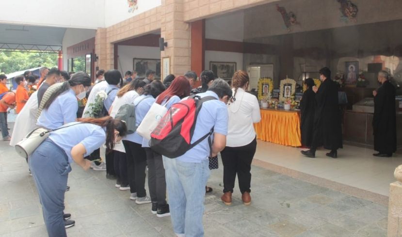 3位无语良师遗爱人间，为医学奉献己身，众人向3位无语良师给予最后的致敬。