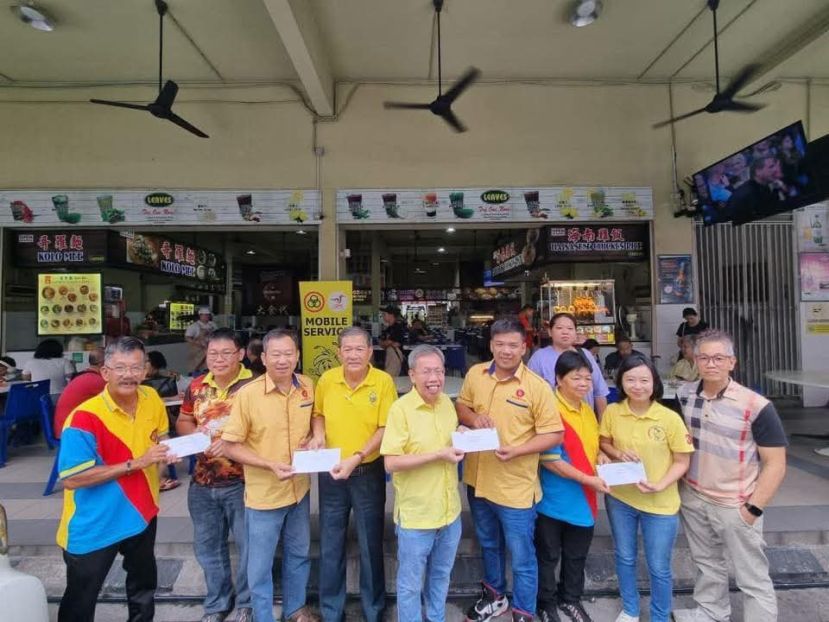 移交主宾邀请函给拿督阿玛沈桂贤医生、左起黄国光、杨胜发市议员、黄永东、石角中华公会会长林亚德、砂副总理拿督阿玛沈桂贤医生、筹委主席黄锦裕，妇女组刘伟珍、砂总理署政治秘书许徳婉、拿督黄灵顺。筹委秘书黄爱萍（后排）。