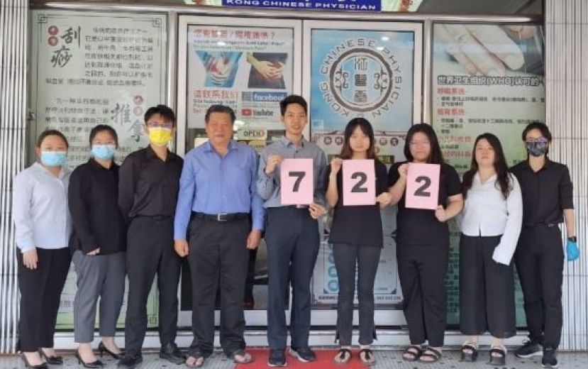 砂医总会长江宗兴（左4）与会员来庆祝&ldquo;722砂拉越独立日&rdquo;活动。