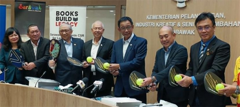 砂青年、体育及企业发展部长拿督斯里阿都卡林（左五）与众多嘉宾们展示匹克球拍与匹克球。