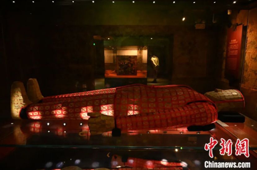 广州南越王墓出土文物陈列展厅展示的&ldquo;丝缕玉衣&rdquo;(复制品)。