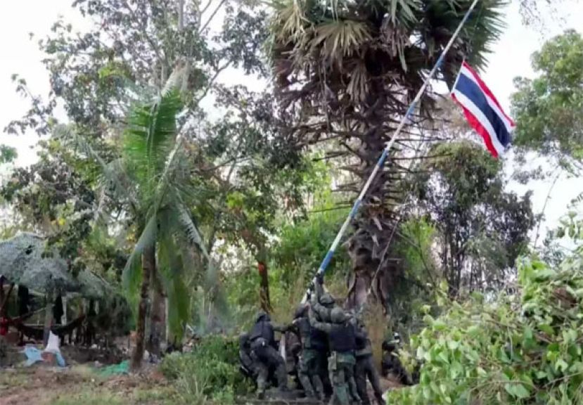 泰国部队在达叻府边境插上泰国国旗。