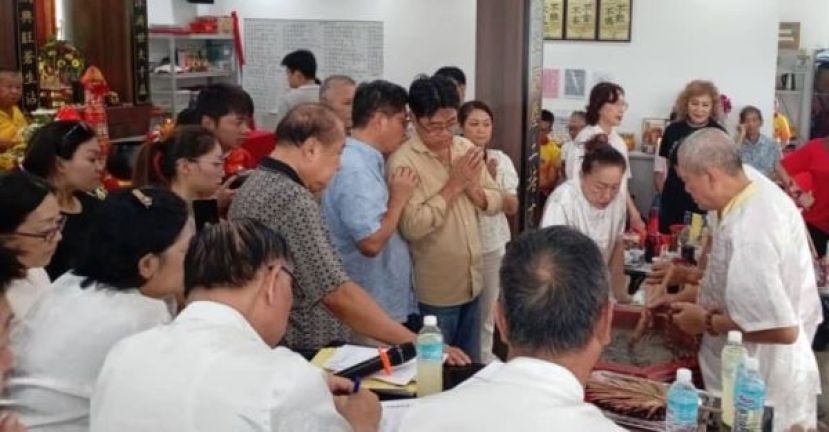 古晋德教会济兴善社在周五（3日）下午，请来自沙巴的济和善社龙华神笔钟金瑞（右）主持挥柳特鸾，吸引众多德生及各界善男信女参与，一同静心观鸾，共沐神恩。