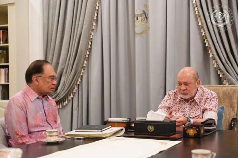 ●国家元首苏丹依布拉欣陛下与首相安华商讨国事。