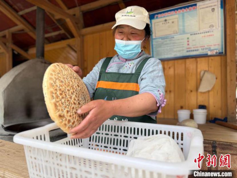 月坝村村民准备销售制作好的火烧馍成品。