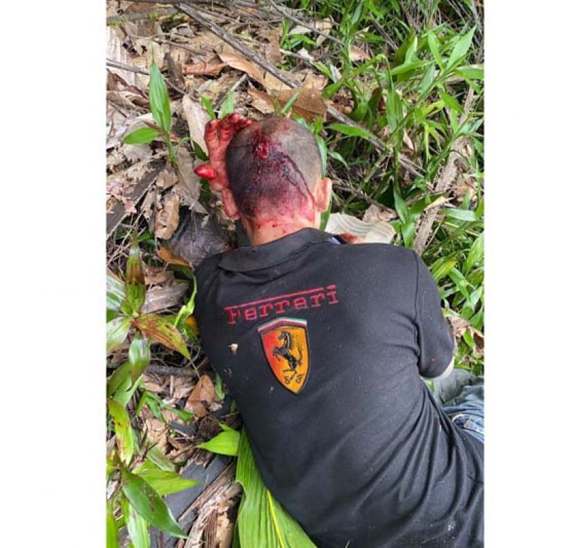 持刀上门追砍妻子姘夫，却被砍到重伤的无业男子昏迷倒地。