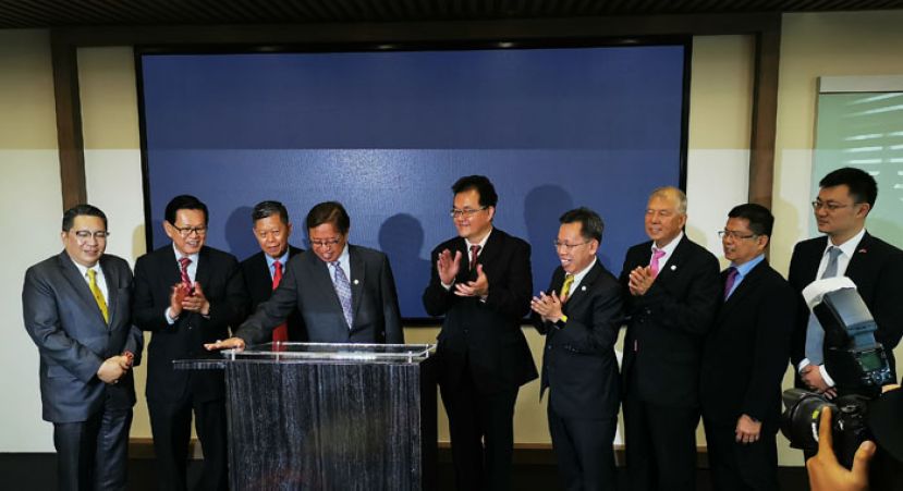 砂首长拿督巴丁宜阿邦佐哈里(左4)为古晋中总创新中心主持开幕，在纪念牌上签名。