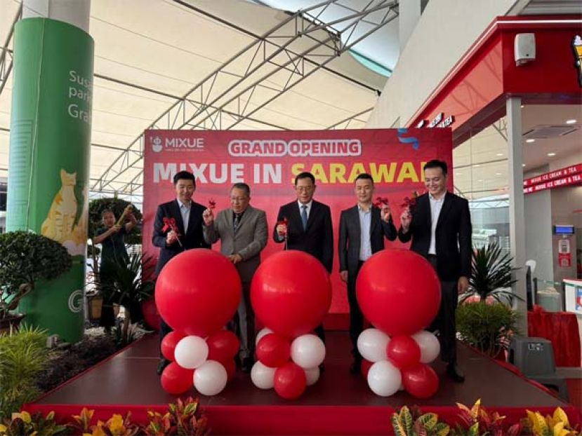 主宾和众嘉宾在古晋六哩华利商场，为中国知名连锁饮品品牌“蜜雪冰城”东马首家门面主持开幕时摄。 左起华利集团董事刘宜锦、古晋南市市长拿督黄鸿圣、中国驻古晋总领事邢伟平、蜜雪马来西亚总经理王伟龙、蜜雪冰城古晋华丽店董事黄冠龙。