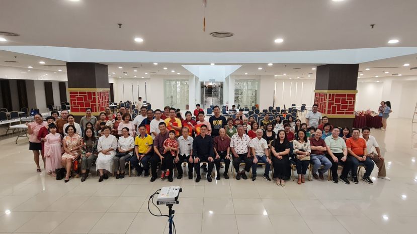 出席德教会紫辉阁举办2025乙巳年德化家庭中秋联欢会的同德们合影。