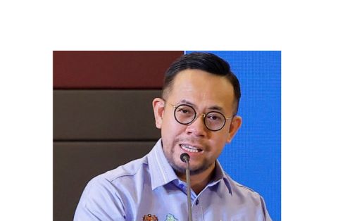 人力资源部长沈志强。