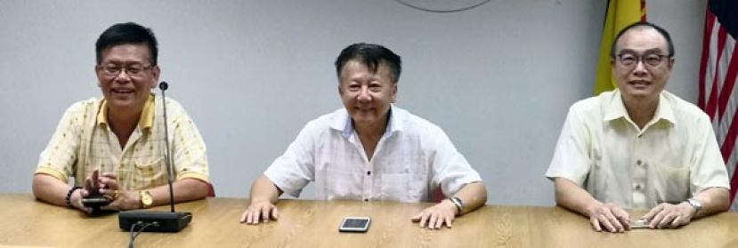 砂人联党都东支部主席黄振渊、中央署理主席拿督钱本统及南甲支部主席蔡明成（右至左）摄于新闻发布会。