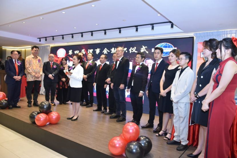 巴达旺福州公会讲演会新届会长刘亿（中）在拿督斯里刘为强太平局绅、陈开、拿督甲必丹刘思乐、国际讲演会87区域D区总监陈保晶见证下宣誓就职。