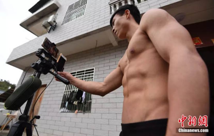 图示：黄海木把自家后院当成直播秀场。