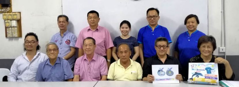 古晋四哩半校董会及校友会联办资助我校&rdquo;义跑新闻发布会。前排左起;为义跑工委会副统筹刘祯水、行政协调覃李周、宣传兼礼物筹募沈映鸿、顾问邓民权、主席黄强及副主席余悦凤；后排左起;为总务官有源、财政林耿鸿、统筹邓玉珊、校内协调萧恭领及副秘书钟爱连。