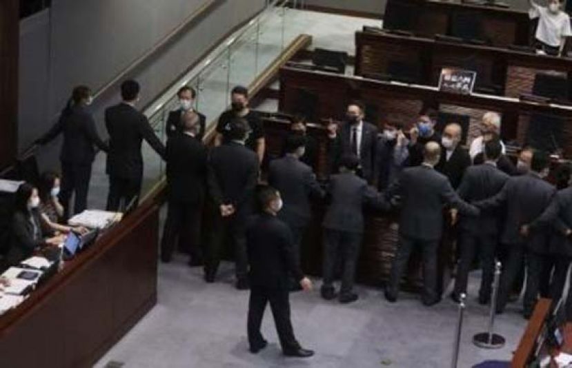 《国歌条例草案》在一片混乱中表决。