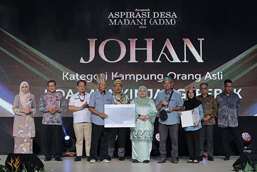 鲁比雅旺（右五）颁发昌明乡村奖后，与得奖者合影。