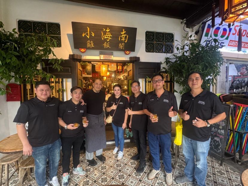 左起会员Brandon Tan、会员Allen Kong、商家Julian (Little Hainan)、 署理主席黄祖儿、财政甲必丹郭贵华、会员沈秀武、秘书沈东耀。