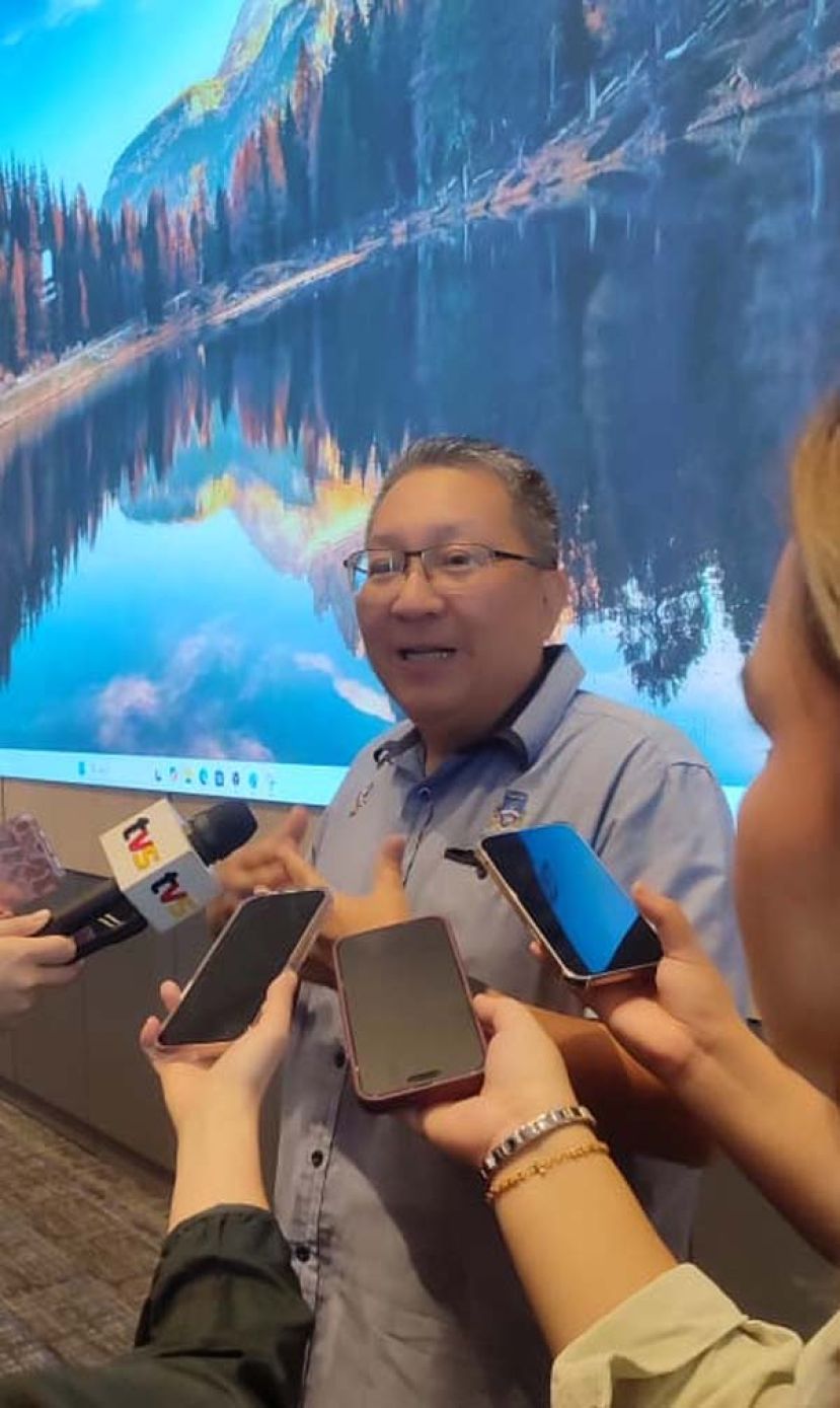 古晋南市市长拿督黄鸿圣向媒体发表谈话时影。