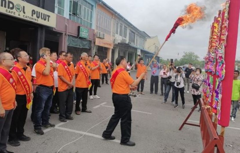 中砂六桂堂宗亲会主席江宗兴进行祭祖点龙香。