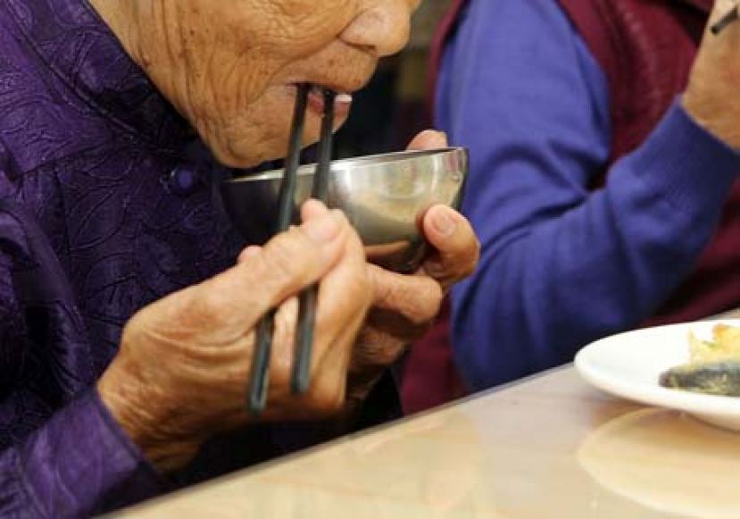 银发族常呛到　当心吸入性肺炎会送命