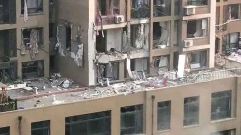 爆炸造成墙外体明显坍塌。