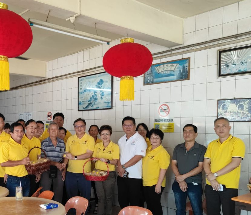 峇都当区议员罗克强（前排右四）赠送父亲节蛋糕予砂人联党十哩分部创党元老黄子崇（前排左三）。前排右起为砂人联党十哩分部秘书长蔡枚利、刘应坡、詹美兰、本固鲁林应发、砂人联党峇都吉当支部秘书长郑莉薲；左起为砂人联党十哩分部主席兼巴达旺市议员林良纪市及青年团团长贝和光。