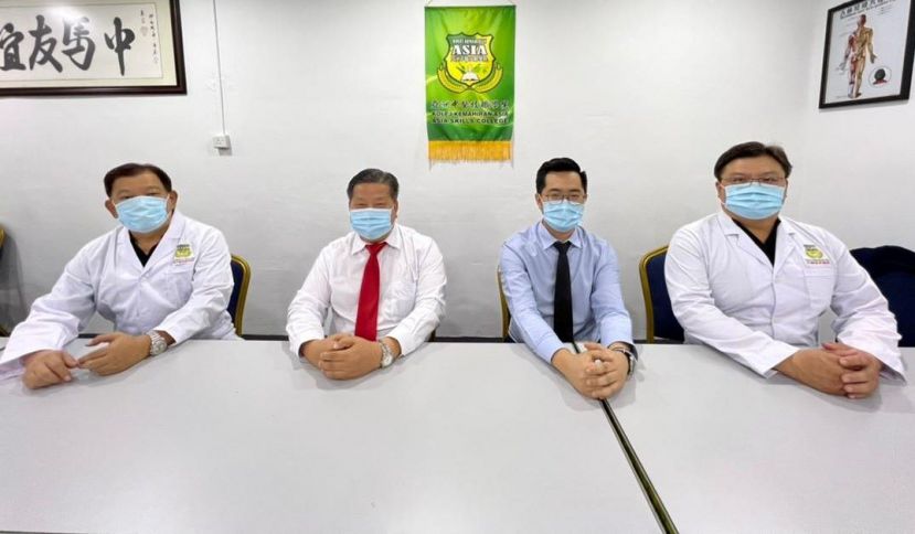 亚洲中医技职学院院长江宗兴（左2起）与主任江邦仲、助教陈永同，以及左1考生陈中兴合影。