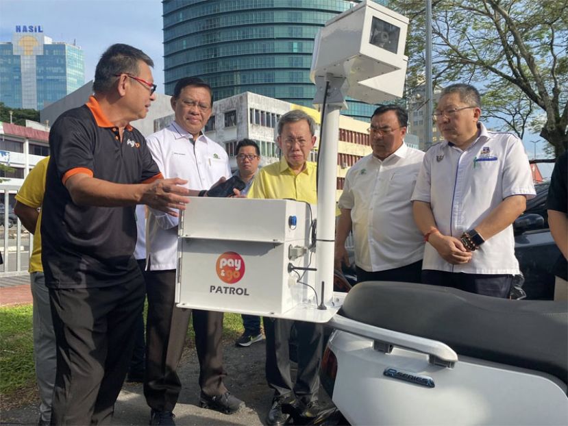 古晋智慧停车系统“Pay &amp; Go”巡逻员可随时扫描车牌与停车数据。