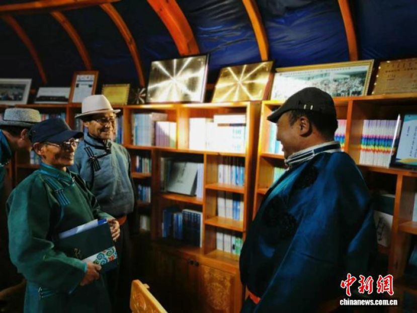 书屋之前的热闹景象，图右为道&middot;图门巴雅尔。