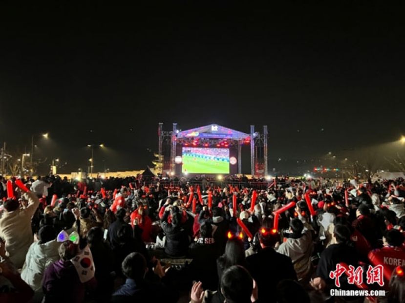 当地时间11月24日晚，大批球迷聚集在首尔光化门广场，为韩国队加油助威。当日，卡塔尔世界杯小组赛H组迎来首轮比赛，韩国队迎战南美劲旅乌拉圭队。