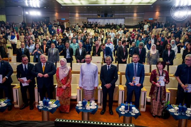 首相安华出席2025年金融知识月活动。