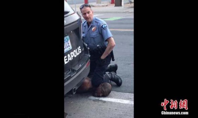 当地时间5月25日，美国明尼苏达州明尼阿波利斯市一名警察在逮捕非裔男子乔治·弗洛伊德时，将其按在地上，用膝盖顶住脖子，随后弗洛伊德在被送往医院后不治身亡。