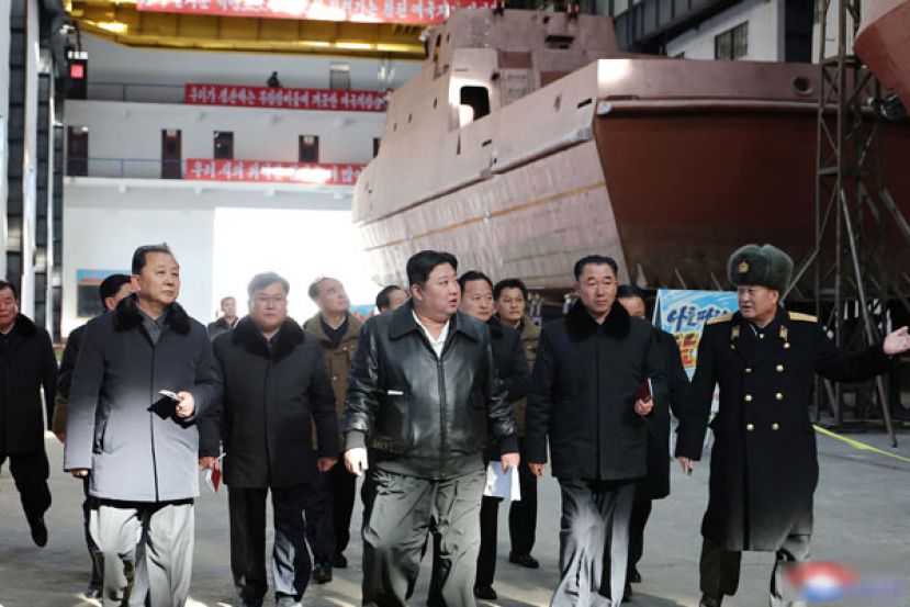 金正恩视察南浦造船厂。