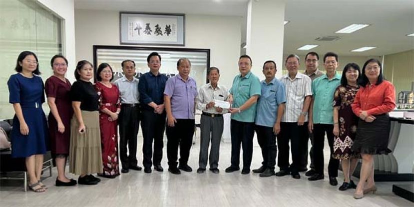 文化大汇演筹委会拜会古晋中华小学校董会永久名誉主席拿督陈悦枝。