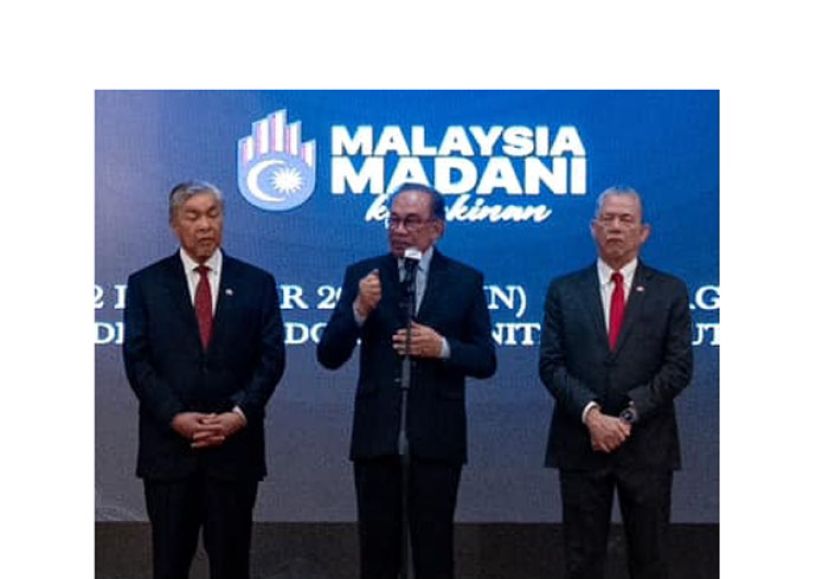 首相安华(中)在副首相阿末扎希(左)和法迪拉(右)陪同下出席首相署集会。