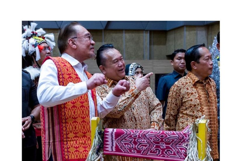 工程部长亚历山大(中)陪同首相安华出席达雅节茶会。