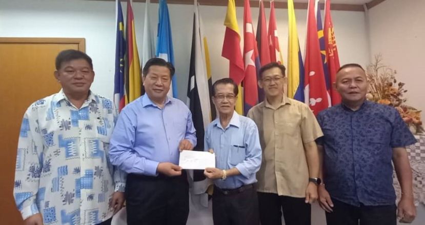 砂医总会长江宗兴（左3）赠送锦旗予社险砂局长陈邦正；右为薛华东；左起是陈中兴及社险官员。