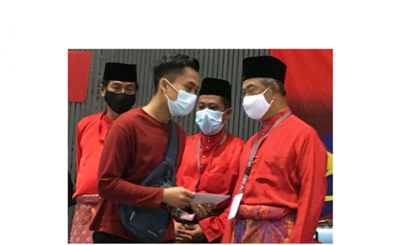 丹斯里慕尤丁在麻坡颁发援助金予大专生。