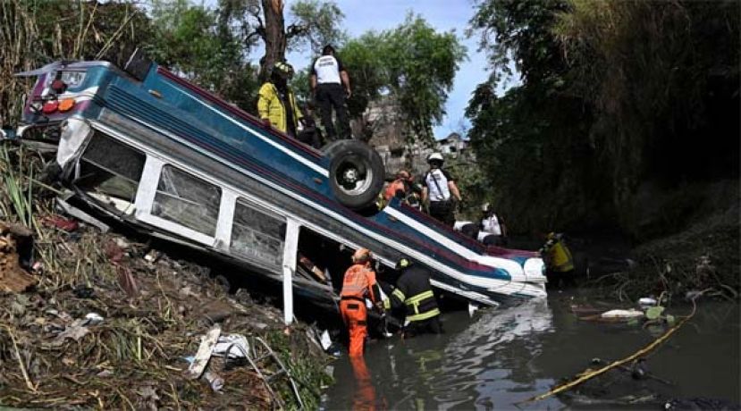 危地马拉巴士坠山谷，至少55人死亡。