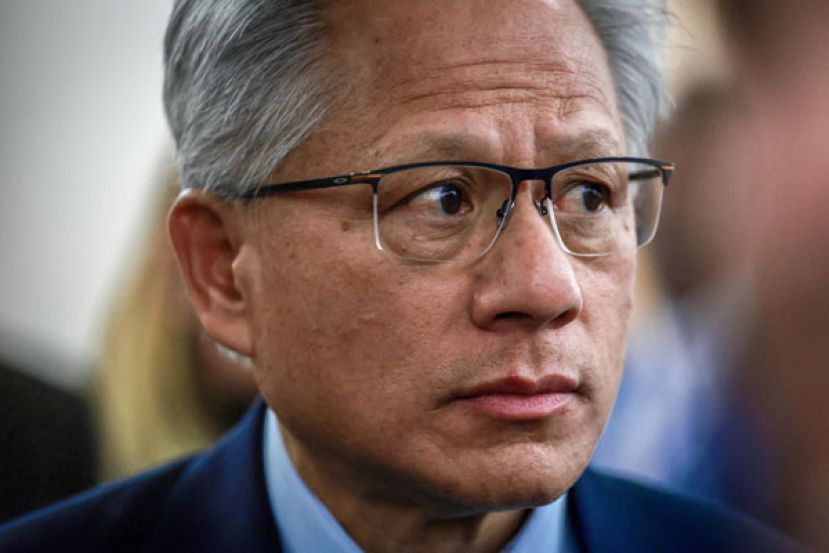 辉达执行长黄仁勋3日抵达华府国会山庄。