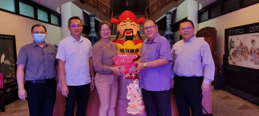 古晋一中校友副秘书杨建婷（左三）将新年礼品移交予黄文彬集团董事拿督黄国辉（右二），左一为  国际时报业务发展经理陈朝忠、古晋一中校友会署理会长杨国宗，右一为一中校友会副会长孙伟强。