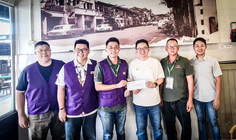 2025年&quot;谁羽争锋&quot;BW挑战杯华小羽毛球锦标赛8.0筹委会拜访联合总赞助商Badminton World号东蔡裕光(右三)，并移交邀请函。左一起为紫辉阁青年团副团长杨秀松丶紫辉青年团团长谢嵩及筹委会主席蔡秉衡。右一为筹委会副主席蔡健平及蔡青团长蔡春泉。