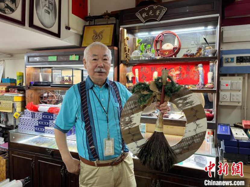 张虹霓与时俱进会依据客人喜好将毛笔制作为圣诞装饰等物品。