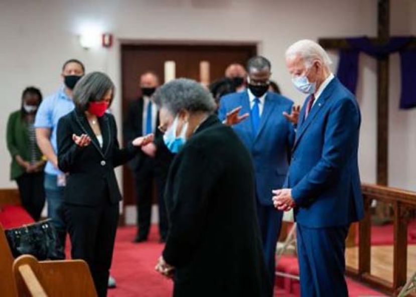 拜登（右）在宾夕凡尼亚州费城与民众一起祈祷。